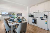 1Mins to Pinelands Plaza 4BR Chic Family Retreat - Chambres d'hôtes Brisbane