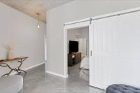 Modern 3 bedroom condo in downtown w free parking - B&B Orlando