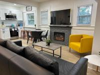 Downtown Zen 2-Bedrooms Private Bungalow - Bed and Breakfast St. Petersburg