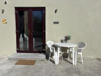 Private Detached Small Bedroom and Bathroom Only- This is not an apartment- No clothes storage- no cooking facilities - B&B