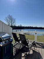 Family Lake House w Deck Views Cotswolds - Chambres d’hôtes South Cerney