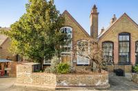 Schoolbell Mews full 3 bedroom 2 bathroom architect designed mews house Fabulous Bow, Victoria Park Location - B&B