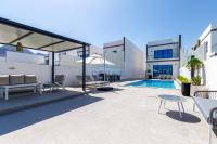 Pool and Sea Views 3BR and Assistant's Room Villa with Beach Access and BBQ Facilities, Sharm - Al Dana Villa, Al Dana Island by Deluxe Holiday Homes - Chambres d'hôtes Fujairah