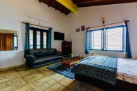 Baba's Blue Bunglow - B&B Bhowāli
