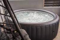 Luxury Getaway with Jacuzzi - Platanos House Salakos - B&B Sálakos