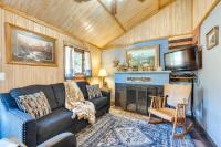 4 Mi to Estes Park Riverfront Cabin with Hot Tub! - B&B Drake