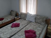 Dreibettzimmer mit Gartenblick