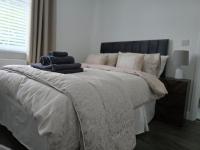 Perfect home from home, Heart of Belfast Sleeps 6 - Bed and Breakfast