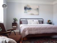 Habitación con cama extragrande.