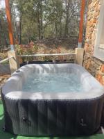 votre Cocon en pierre et son spa en option gîte le repos des chênes - B&B