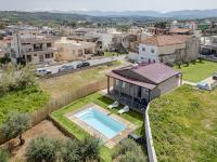 Villa Fyllo - Private Pool & Steps from the Beach - B&B Tavronítis