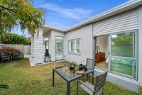Sunny Seaside Retreat - Papamoa Beach - B&B Papamoa