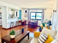 Surfside Sunny Seaview Apartment with Balcony - Chambres d'hôtes Sagres