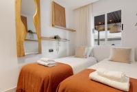 Stylish 2BR in Estepona, Walk to Beach & Old Town - Chambres d’hôtes Estepona