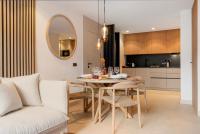 Stylish 2BR in Estepona, Walk to Beach & Old Town - Chambres d’hôtes Estepona
