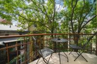 Modern Urban Escape - Old Town Apartment - by Upstairs - B&B