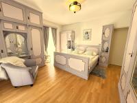 Apartamento grande con 1 dormitorio y balcón