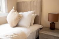 2 BDR House By Caledonia Luxe Stays Short Lets & Serviced Accommodation Bathgate - B&B Bathgate