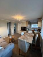 Beach Chalet - 2 Bedrooms - 4 Guests - Parking - B&B