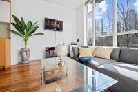 Renovated 2BR Townhouse Walk to Shops and Cafes Sleeps 7 people - B&B