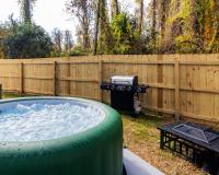 Chic Home 9 min to Uptown Hot Tub & Private Yard - B&B