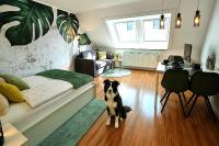 HOMELY STAY Serenity Greens - Stylisch Studio-Apartment with kitchen - 15 min from Central Station-pet friendly - Chambres d'hôtes Munich