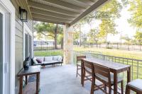 Hip Gruene Condo, Walk to Gruene Hall, On River! - Chambres d'hôtes New Braunfels