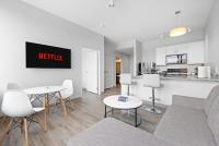 Luxury Downtown Cleveland Condo l 2 TV's l Parking - B&B