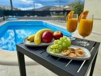 Moonlight Luxury Apartment with Private Pool - Chambres d’hôtes Kutleše