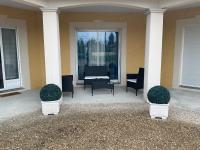 Une chambre pour deux avec vue sur la piscine - Ferienwohnung Le Pizou