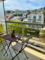 Modern apartment with balcony - B&B Suresnes