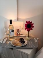 Lets Stay SA Manchester I 2Bed 2Bath l Waterfront l Private Balcony I Relaxing Retreat I Great Location - Chambres d'hôtes Manchester