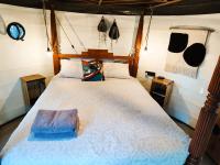 Zimmer mit Queensize-Bett und Gemeinschaftsbad