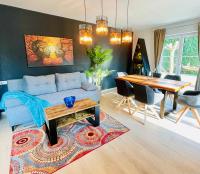 The Villa Toscana, a serene retreat in Center of Friedrichshafen City with lush green lawns, terrace & private garage- Lidl, Bakery walking distance- Bodenseecenter, Sportsbad 3 mins, Lake 7 mins - B&B