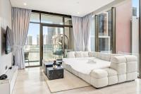 Luxe 2BR Retreat, Canal Views & Prime Dubai Stay Near Attractions - Chambres d'hôtes Dubaï