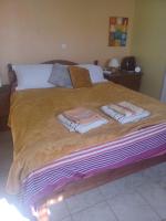 Habitación con cama extragrande.