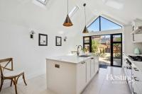 Number Ten - Beautiful 3-Bedroom Luxury Home - Bed and Breakfast