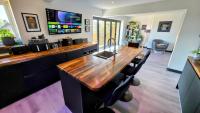 Stylish, Modern Cardiff Home, Perfect for Groups and Families - Chambres d’hôtes