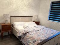 Large 2BR Bungalow Independent fully Furnished with Parking & Garden - Bed and Breakfast Bradenham
