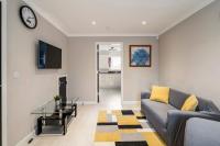 Superb 3 Bed Home Away from Home in Glasgow, just off M8 with free parking - B&B Stepps