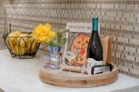 Modern & Private Guest Suite - B&B