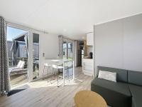 Mobil-home Grand Confort à Jullouville - Plage, Piscine Chauffée, Fitness et Parking - FR-1-361A-66 - Chambres d'hôtes Jullouville