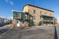 Rustic & Remodeled 3-bedroom in Downtown Phoenixville - B&B