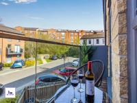 Carnforth House By Alt-Stay Accommodation - Wakefield Westgate - 2 Bed 2 Bath - Work Friendly - Free Parking & Fast Fibre Wi-Fi - Long Stays Welcome - Chambres d’hôtes