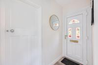 Charming Detached Bungalow - Close to Town Centre - Driveway Parking, Self-Check-In, Fast WiFi and Garden by Yoko Property - Chambres d'hôtes Northampton