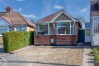 Charming Detached Bungalow - Close to Town Centre - Driveway Parking, Self-Check-In, Fast WiFi and Garden by Yoko Property - Chambres d’hôtes