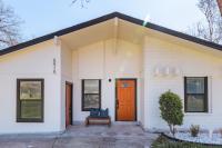 New Build, 4BR, King Bed & Rain shower Sleep 10, Walk 2 SoCO Eateries - B&B