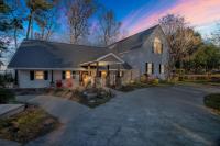 Luxury Lake Retreat w Hot Tub Game Room for 12 - B&B Lake Murray Shores