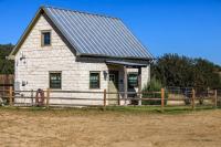 The Stone Cottage for 2 TimberRose Ranch hot tub - B&B Fredericksburg