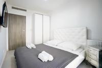 One-Bedroom Apartment with Balcony